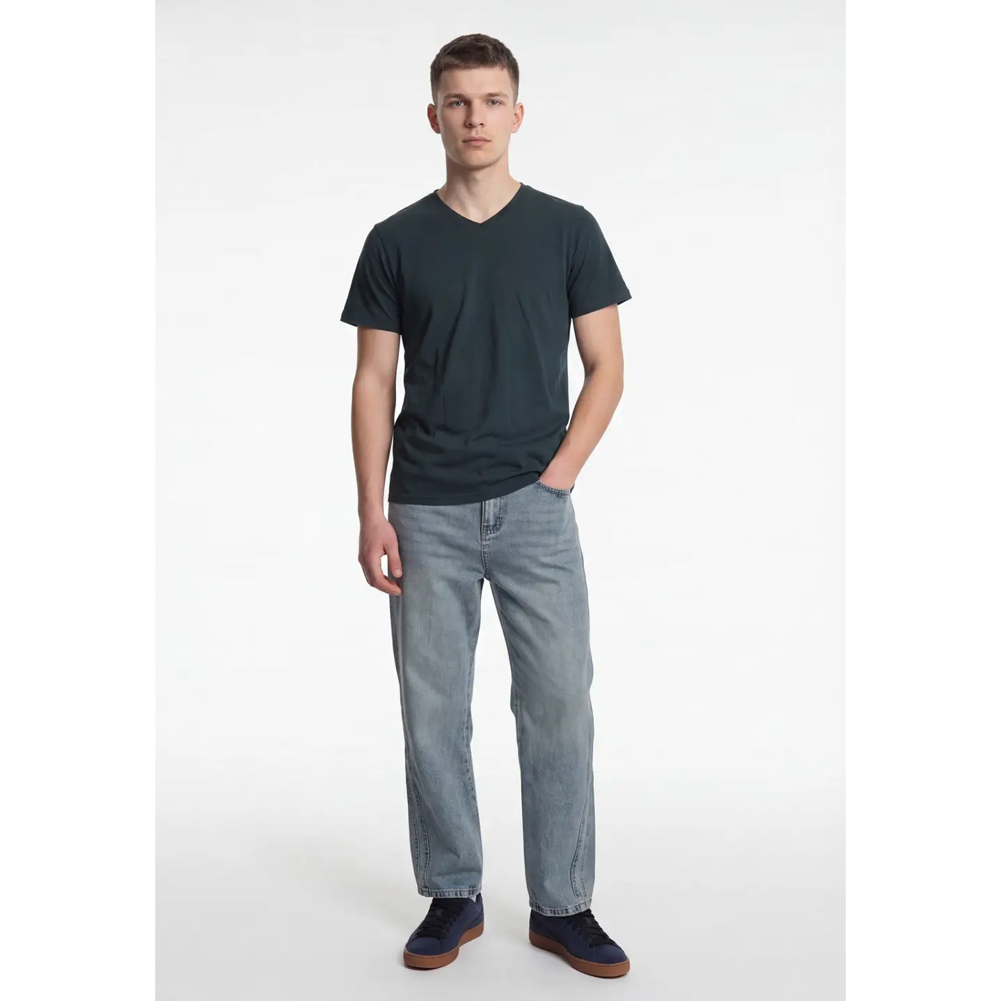 Polera Básica Cuello V Hombre Verde 3