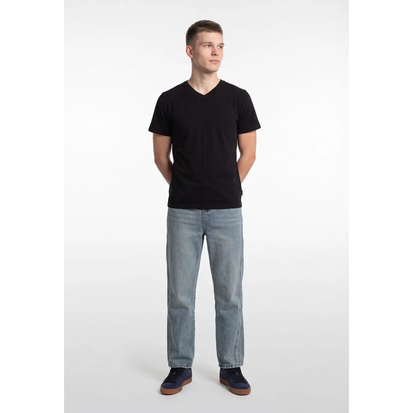 Polera Básica Cuello V Hombre Negro 3
