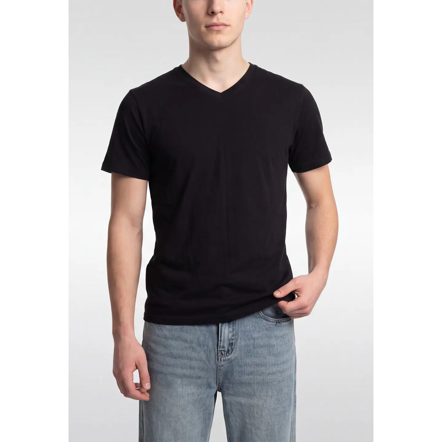 Polera Básica Cuello V Hombre Negro 1