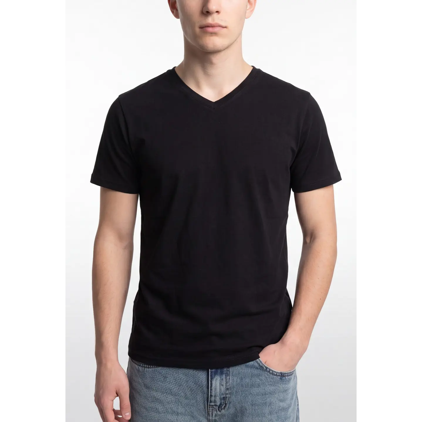 Polera Básica Cuello V Hombre Negro 4