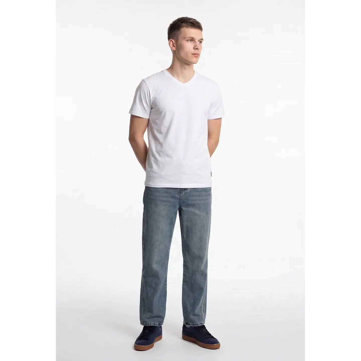 Polera Básica Cuello V Hombre Blanco  3