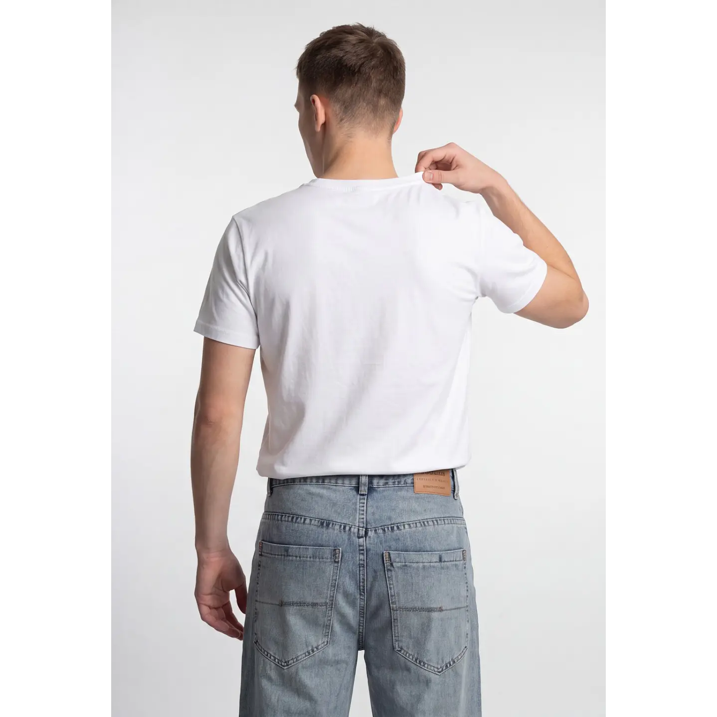 Polera Básica Cuello V Hombre Blanco 2
