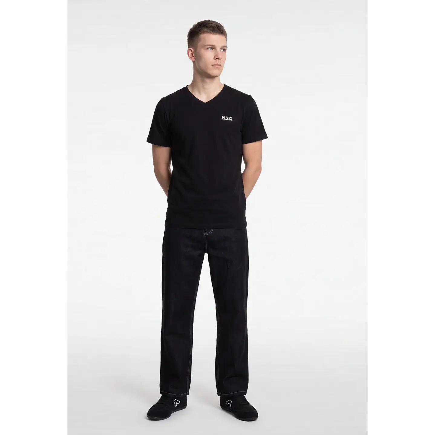 Polera Nyc Slim Fit Hombre Negro 3