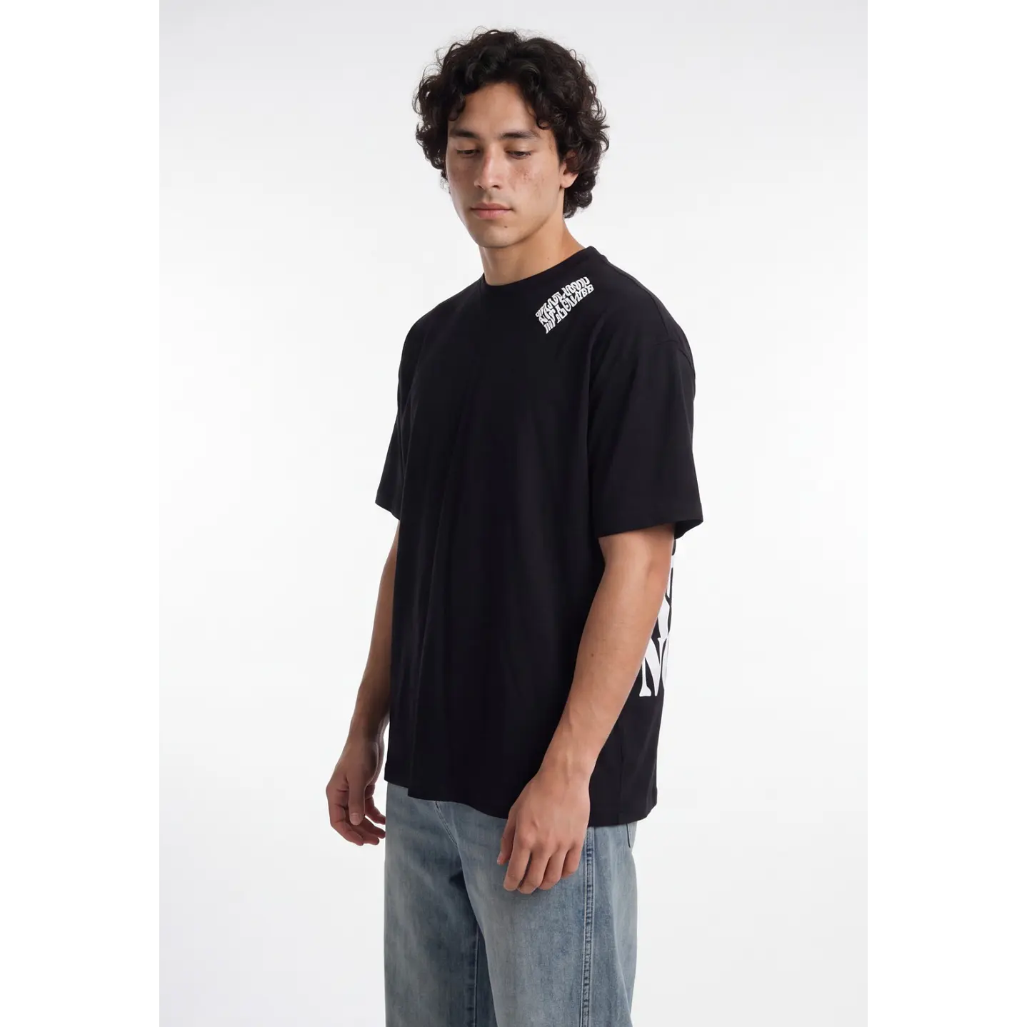 Polera Relieve 3D Relaxed Hombre Negro 2