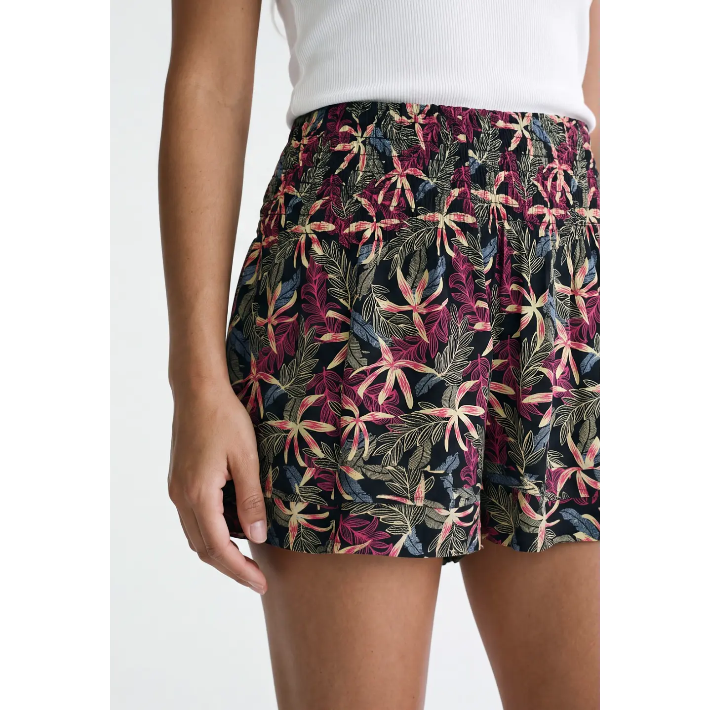 Short Viscosa Pretina Ancha Mujer Negro 4
