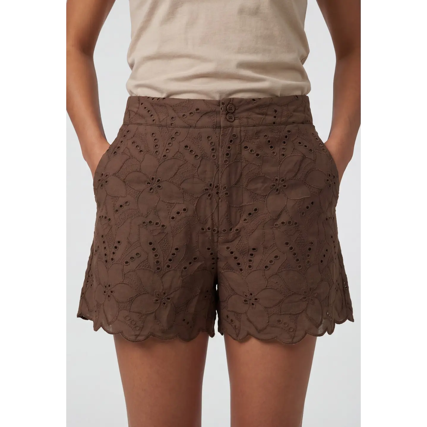 Short Broderie Mujer Café 4