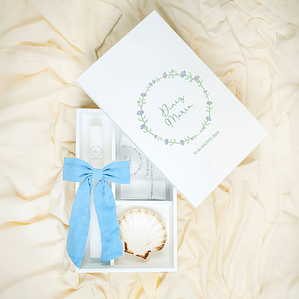 Caixa de Batizado Personalizada  + Vela + Toalha + Concha - Branco