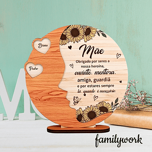 Placa Circular Personalizada para o Dia da Mãe - Silhueta Feminina e Corações_Madeira
