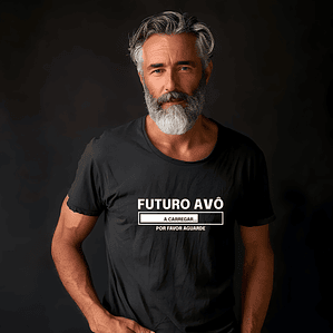 T‑shirt “Futuro(a) Pai/Mãe/Avô… | Por Favor Aguarde”