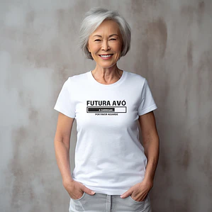 T‑shirt “Futuro(a) Pai/Mãe/Avô… | Por Favor Aguarde”
