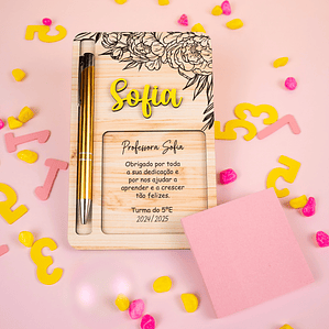 Suporte com Bloco de Notas, Caneta e Nome Recortado – Personalizado
