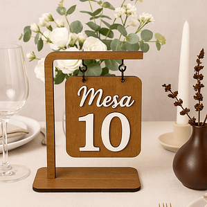 Marcador de Mesa Suspenso em Madeira – Design com Gancho e Relevo Branco