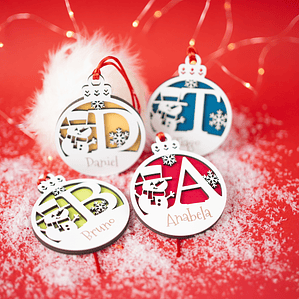 Bola de Natal com inicial e nome – Fundo colorido