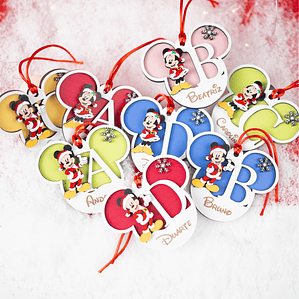 Bola de Natal Minnie e Mickey com inicial e nome – Fundo colorido
