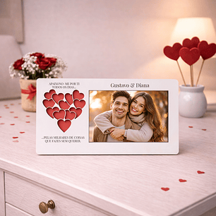 Moldura Namorados com Corações Recortados - Fundo Vermelho