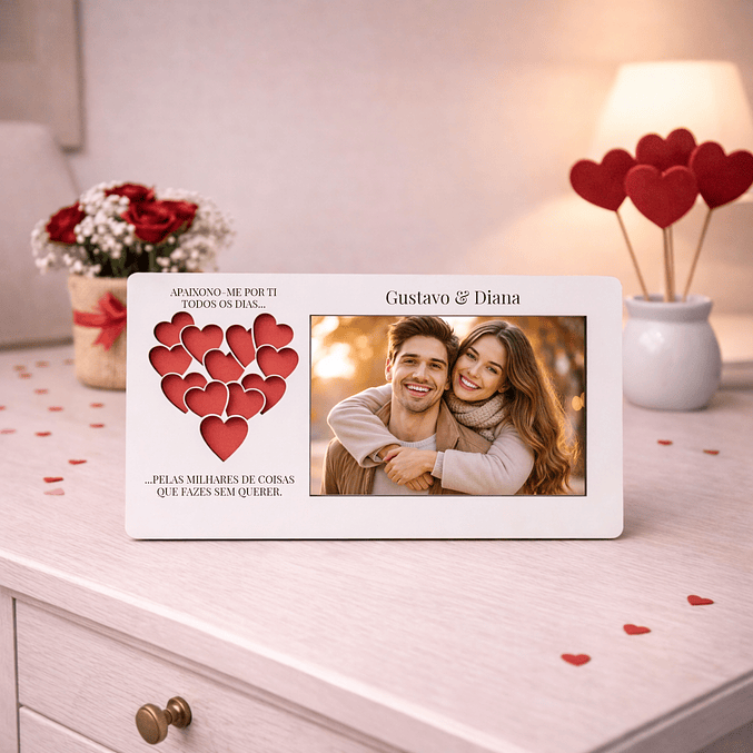 Moldura Namorados com Corações Recortados - Fundo Vermelho 1