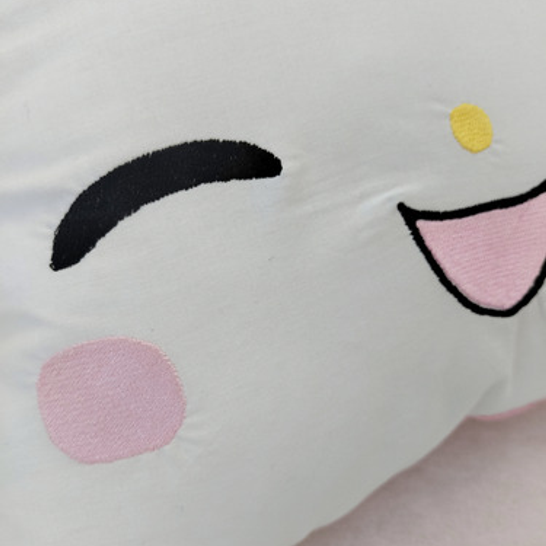 Cojín Bordado Conejita capucha rosa | Melody 2