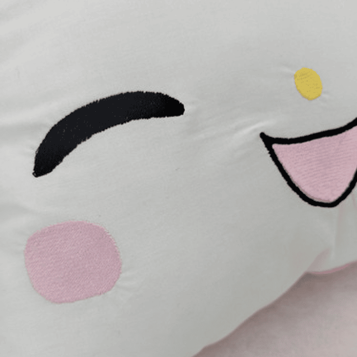 Cojín Bordado Conejita capucha rosa | Melody 2