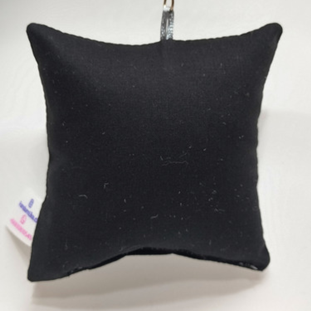 Llavero Mini-cojín Bordado: Kuromi 3