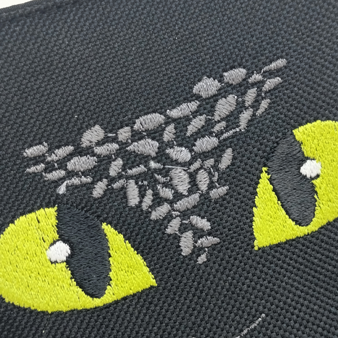 Billetera Bordada Cómo Entrenar a Tu Dragón - Diseño Chimuelo & Hooligans Peludos 4