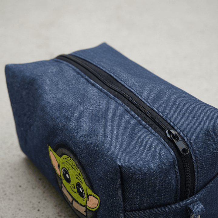 Estuche Bordado Fanart El Pequeño Maestro | Edic. Galáctica 4