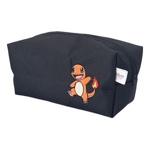 Estuche Lona Anti-fluidos Bordado Charmander - Anime Gamer