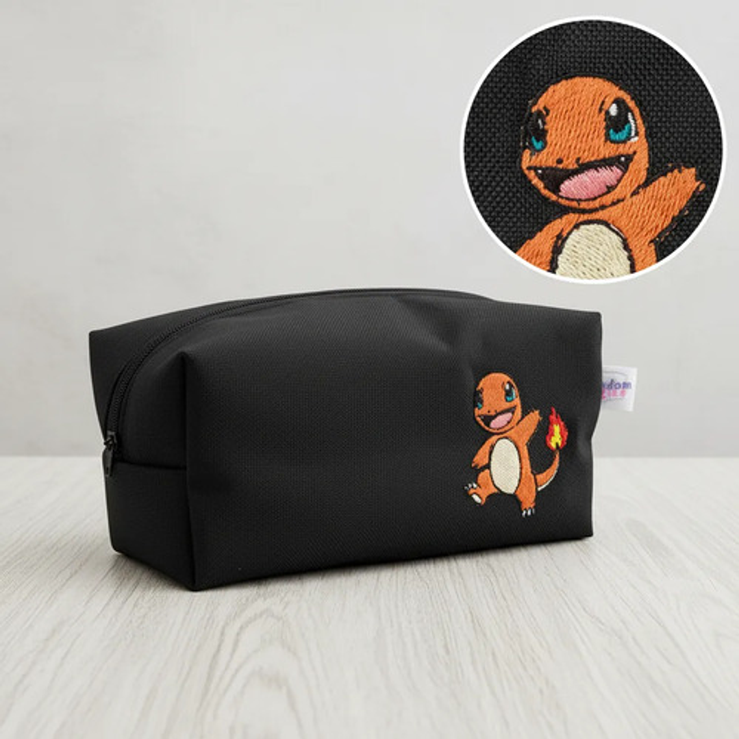 Estuche Lona Anti-fluidos Bordado Charmander - Anime Gamer 7