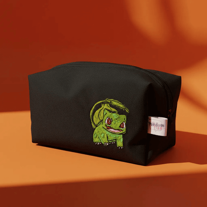 Estuche Lona Anti-fluidos Bordado Bulbasaur - Anime Gamer 2