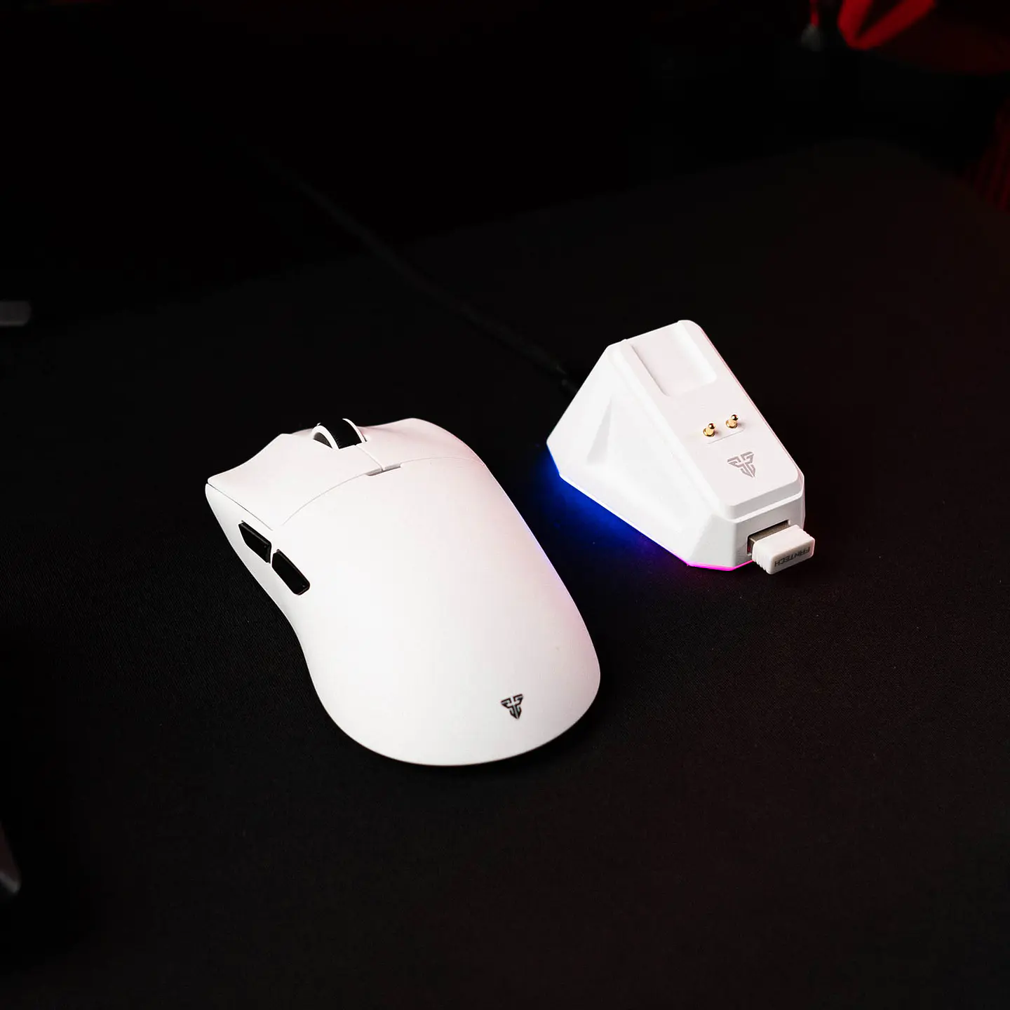 WG13s TANTO S Pink Ultimate Gaming Mouse Inalámbrico 26.000 DPI y 8.000 Hz con dock de carga RGB 12
