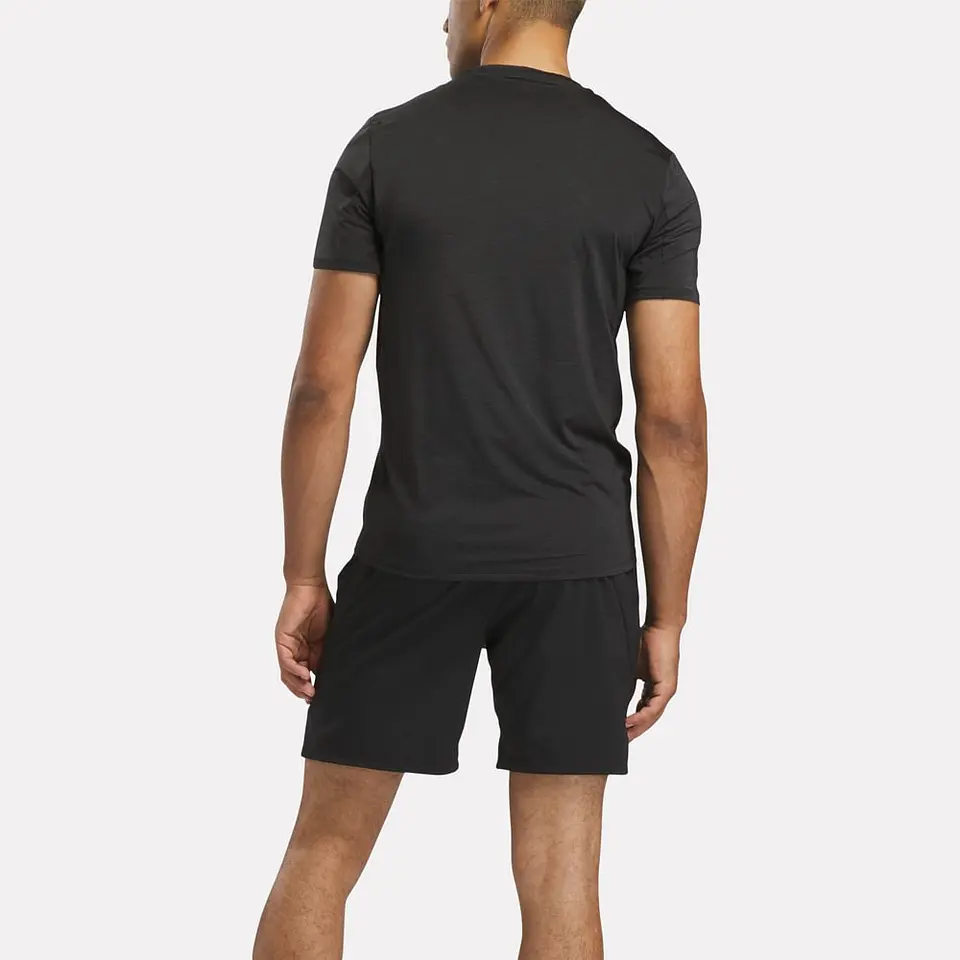 Polera Negra Hombre Reebok 100075786 2