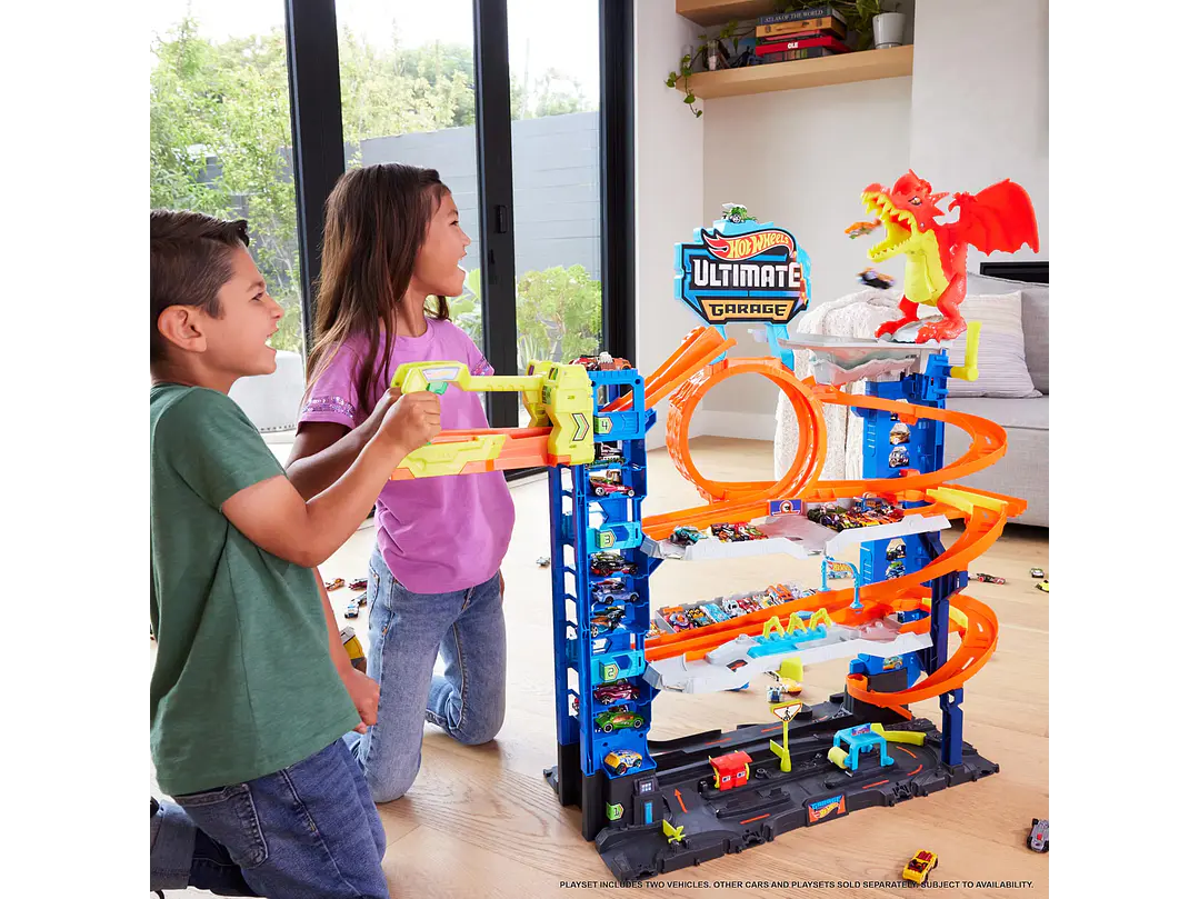 Hot Wheels - Juego de pista de garaje de ciudad Ultimate Garage, con 2 autos de juguete fundidos a presión y dragón que devora autos, 6