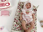 Muñeca Reborn Bebé 15 cm Mini de Silicona con Ropa y Accesorios de Alimentación - Miniatura 4
