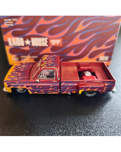 Mini GT x Kaido House 127 - Chevrolet Silverado Dually on Fire V1 - occasion - défaut boîte