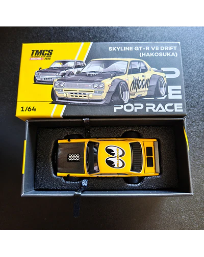 Pop Race PR64-296 – Nissan Skyline GT-R V8 Drift (Hakosuka) Mooneyes, Yellow – TMCS Singapore Special Edition - boîte ouverte