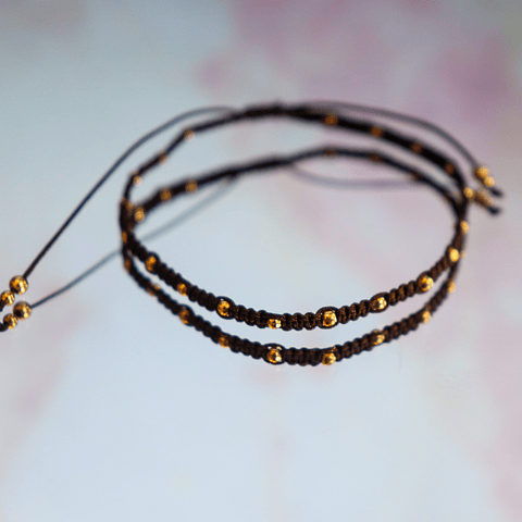 Pulsera macramé café con detalles gold filled