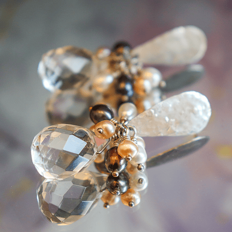 Aros de plata con perlas negras, blancas y gota facetada de cristal