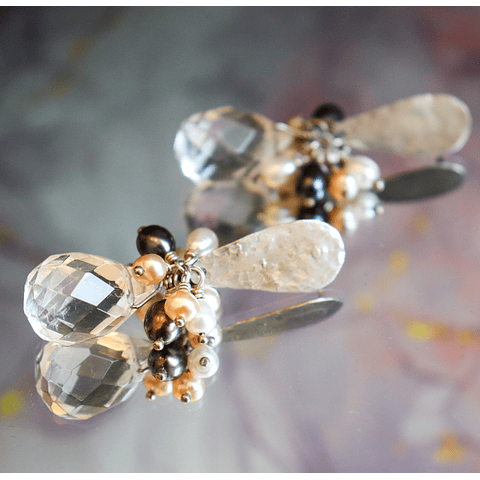 Aros de plata con perlas negras, blancas y gota facetada de cristal