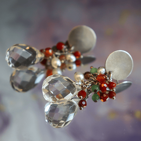 Aros de plata con piedras embarriladas y gota de cristal
