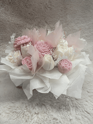 arranjo floral em velas de cera 