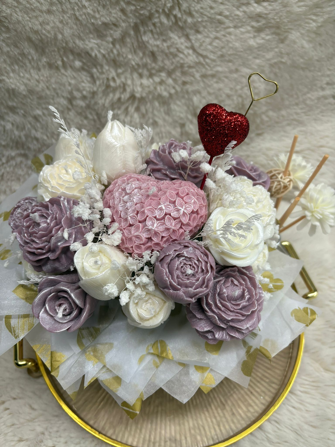 Velas em arranjo floral namorados  2