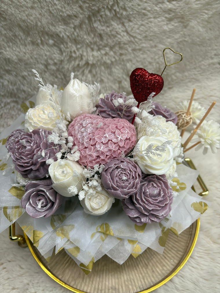 Velas em arranjo floral namorados  2