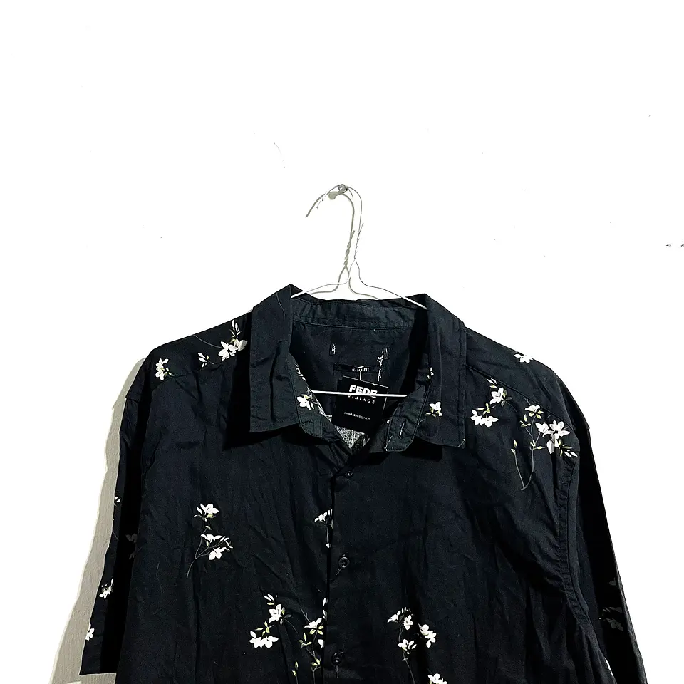 CAMISA NEGRA FLORES BLANCAS 2