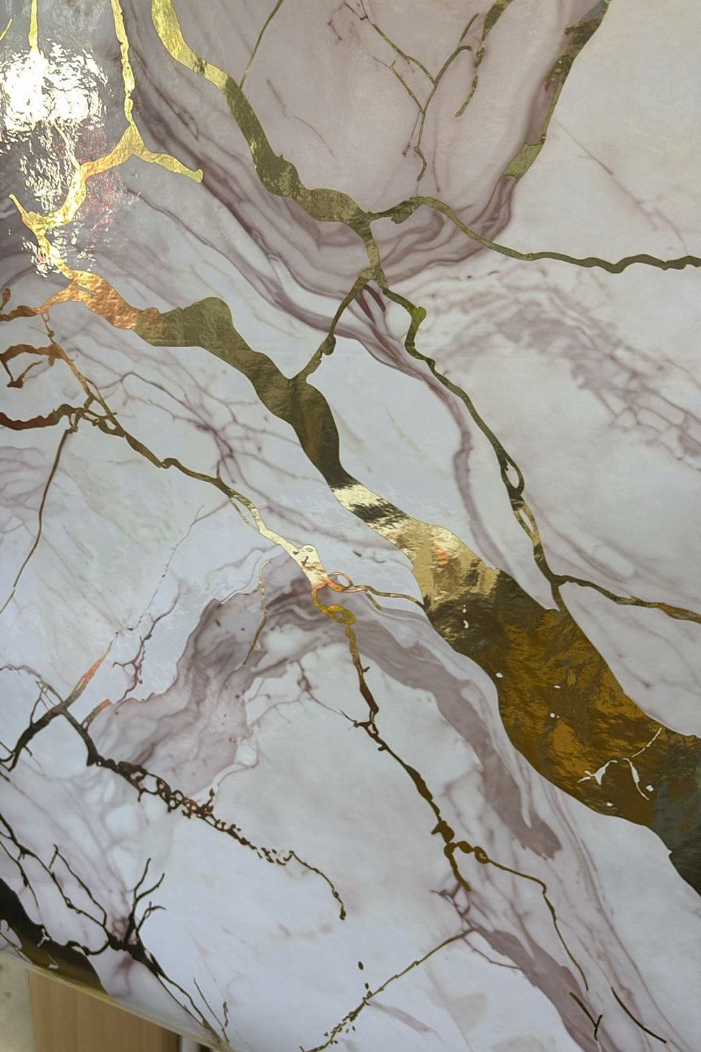  Papel Decomural con capa interna de Aluminio -Mármol dorado 