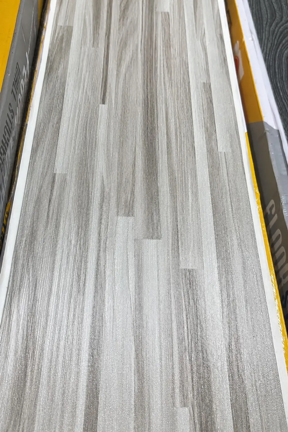 Piso Vinílico Premium Tono Gris Tabloncillo FE6438