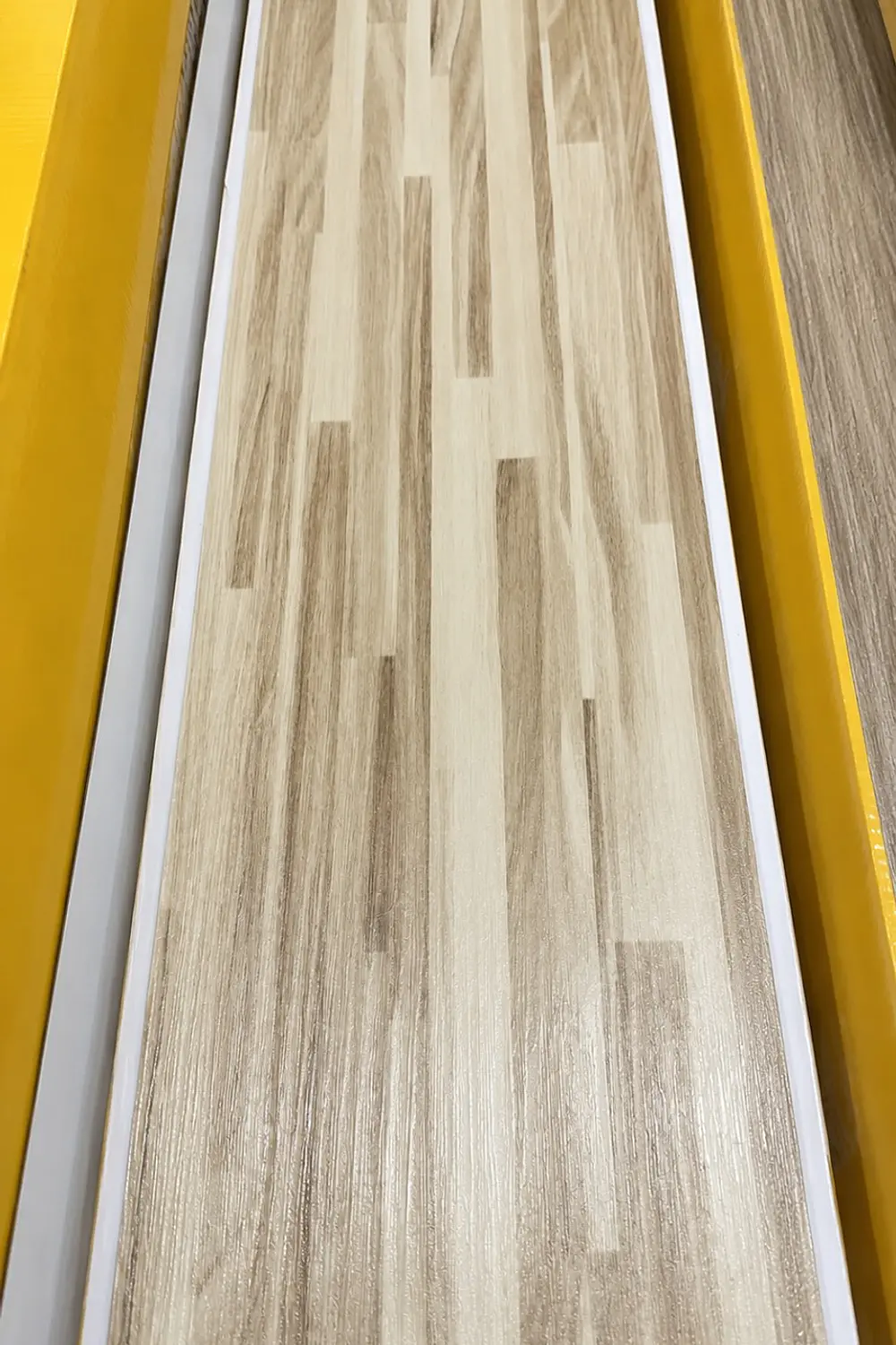 Piso Vinílico Premium Tono Greige Tabloncillo FE6437
