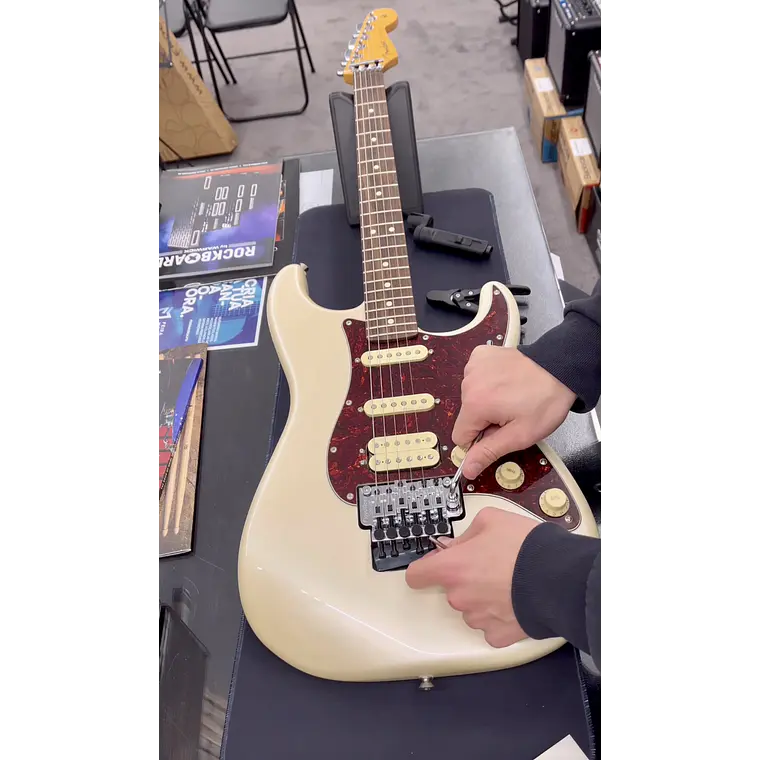 Troca de cordas numa guitarra com cordas novas, enrolador e alicate