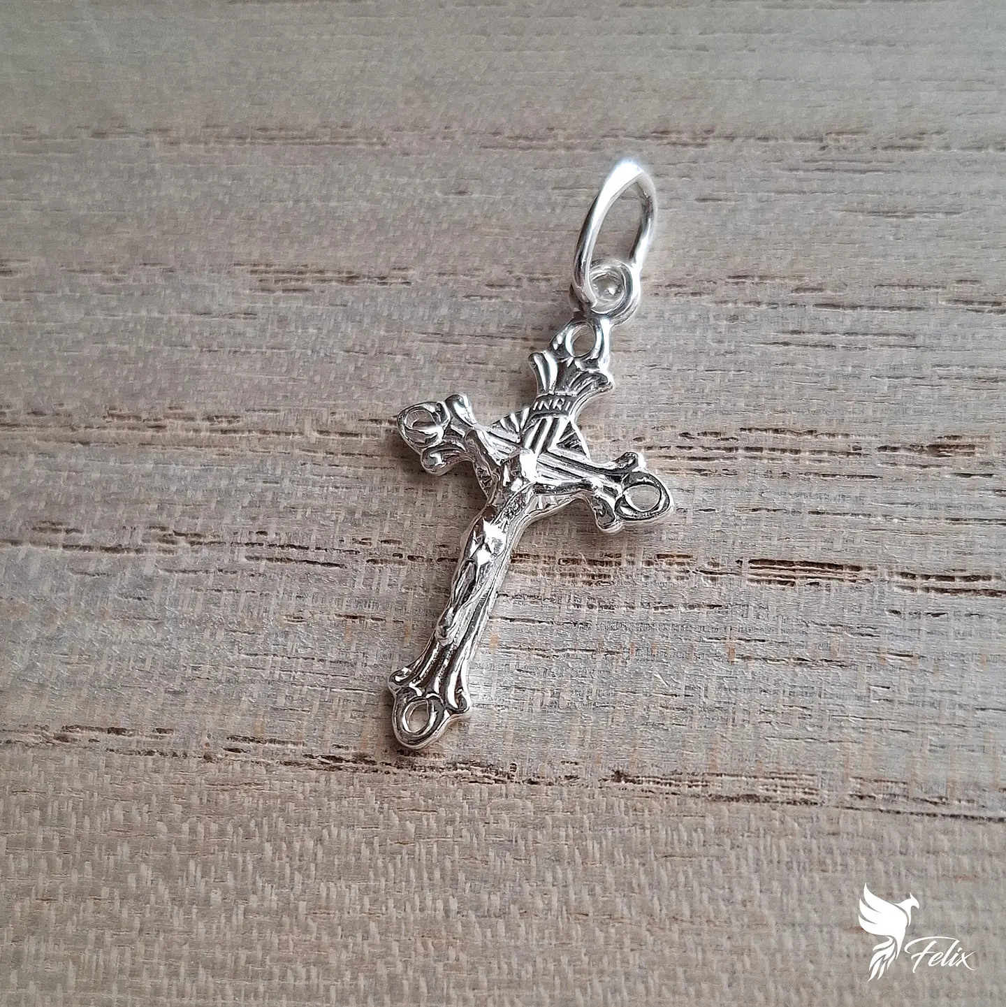 Dije Cristo Mediano de 26mm 1