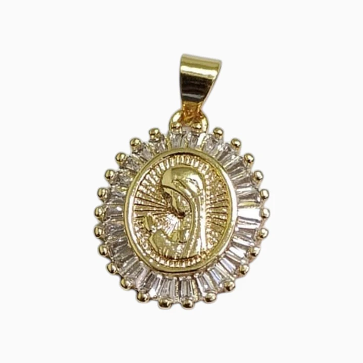 DIJE VIRGEN CON PIEDRA BAGUETTE EN ORO LAMINADO 18K 1