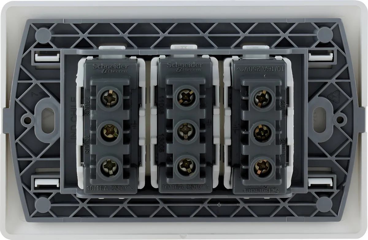 ENCHUFE TRIPLE 2p+t 10a 250v BLANCO GENESIS 2