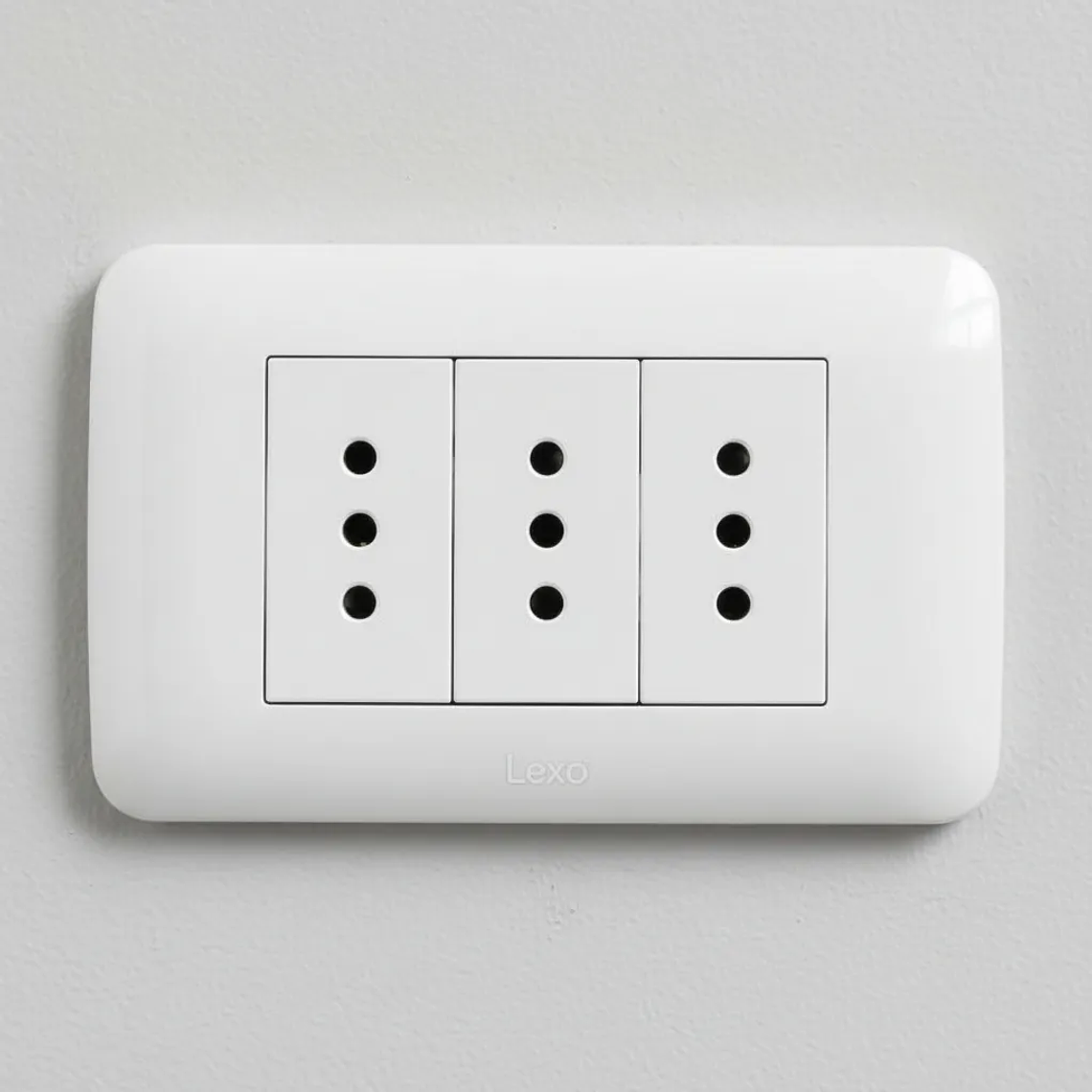 TOMA CORRIENTE TRIPLE 10A 250V BLANCO ARMADO LEXO 1